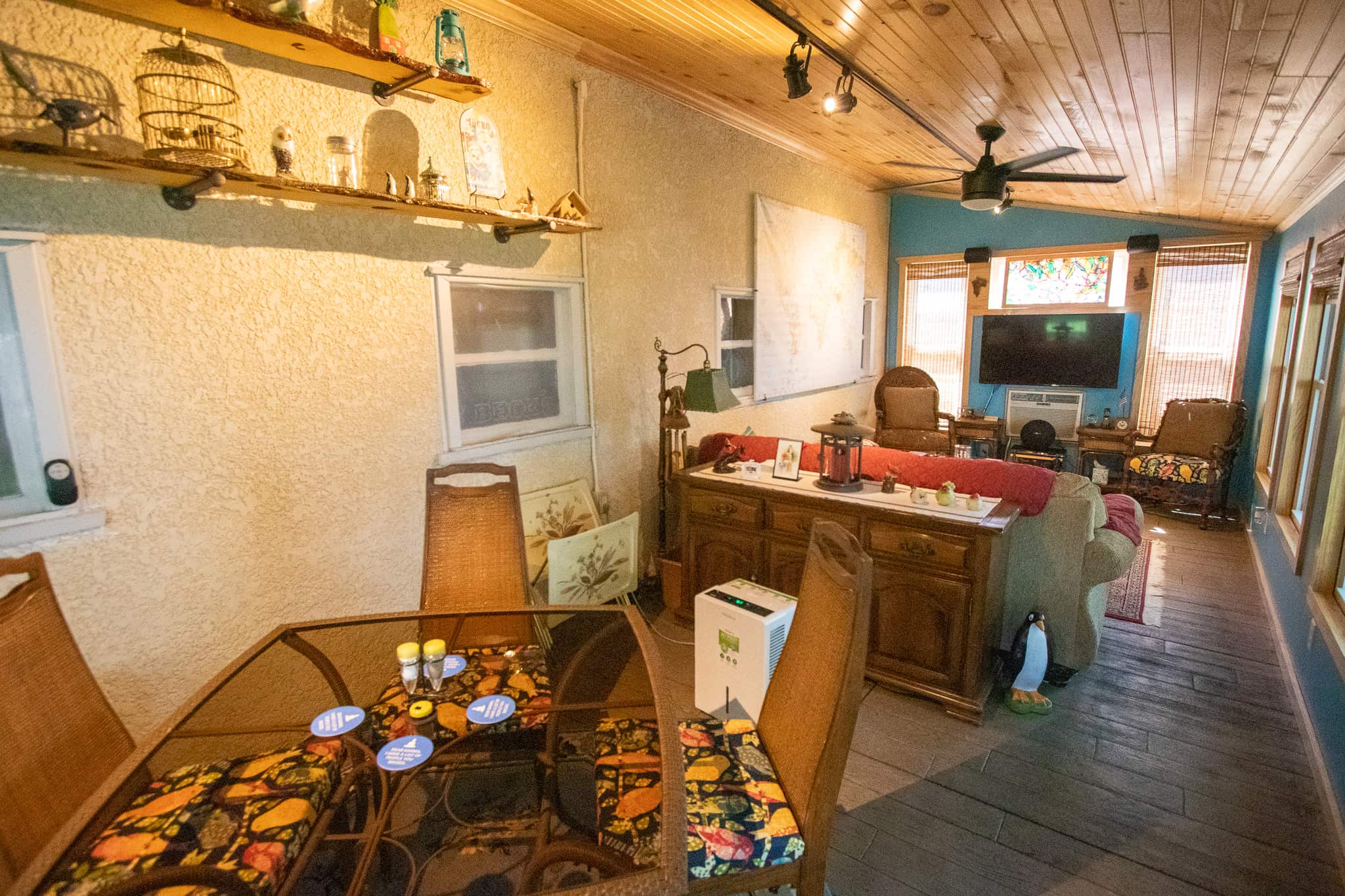 This room has nearly all the conveniences of the garage stalls, including AC, heat and television. Most of the furniture and decorative touches were destined for the trash before Vic and Nancy found them.